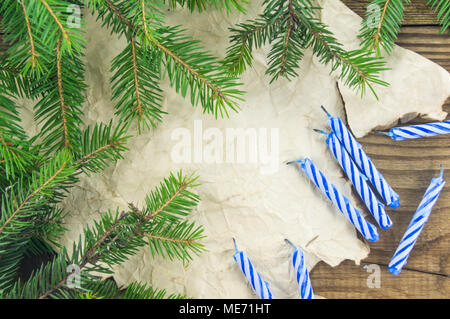 Noël encore la vie avec une bougie sur fond de bois. Banque D'Images