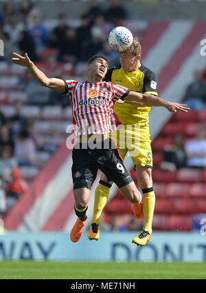 Sunderland's Ashley Fletcher (à gauche) batailles avec Burton Albion's Kyle McFadzean pendant le ciel parier match de championnat au stade de la lumière, Sunderland. Banque D'Images