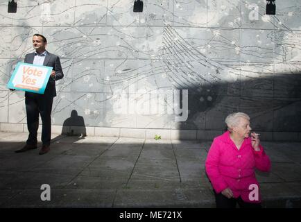 Taoiseach Leo Varadkar détient un vote oui signe, comme Bridie Donegan regarde, lors d'un événement organisé par les membres du Fine Gael en appuyant sur pour un oui au référendum à venir sur le Huitième amendement, à la Smock Alley Theatre à Dublin. Banque D'Images