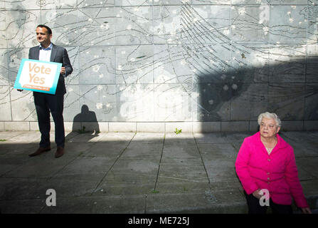 Bridie Donegan regarde Taoiseach Leo Varadkar détient un vote oui signer, lors d'un événement organisé par les membres du Fine Gael en appuyant sur pour un oui au référendum à venir sur le Huitième amendement, à la Smock Alley Theatre à Dublin. Banque D'Images