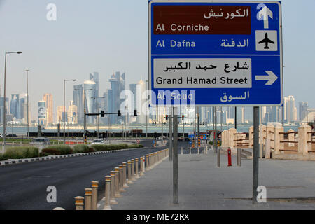 Avenue dans le centre de Doha, Qatar, le downtown de Grand Hamad street Banque D'Images