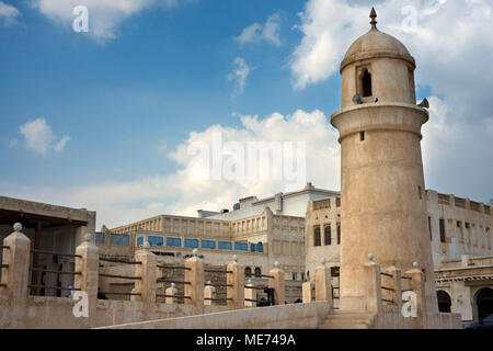 Minaret de la vieille mosquée de Souq Waqif, Doha, Qatar Banque D'Images