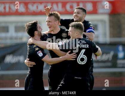 Le Wigan Athletic Dan Burn (au centre à gauche) célèbre avec ses coéquipiers après qu'il marque son troisième but de côtés pendant le match en Ligue 1 pari du ciel au stade de Highbury, 5000. Banque D'Images