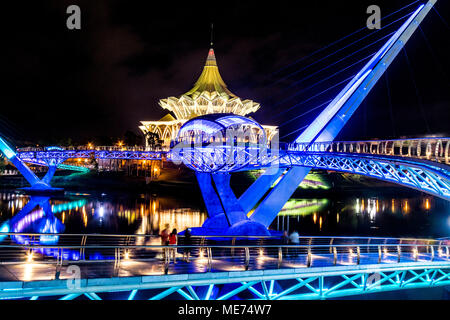 Darul Hana pont ou pont d'or sur la rivière Sarawak à la nuit dans la ville de Kuching, Sarawak, Malaisie île de Bornéo Banque D'Images