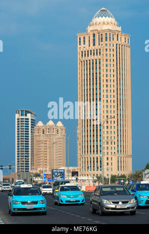 Les taxis et QIA (Qatar Investment Authority) dans le quartier financier de West Bay à Doha, Qatar Banque D'Images