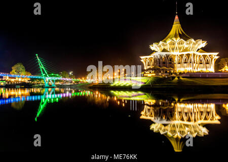 Darul Hana pont ou pont d'or sur la rivière Sarawak à la nuit dans la ville de Kuching, Sarawak, Malaisie île de Bornéo Banque D'Images