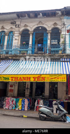 Magasins de tissu situé dans l'architecture coloniale française-boutiques à Ho Chi Minh City, Vietnam. Banque D'Images