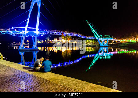 Darul Hana pont ou pont d'or sur la rivière Sarawak à la nuit dans la ville de Kuching, Sarawak, Malaisie île de Bornéo Banque D'Images