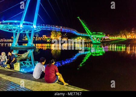 Darul Hana pont ou pont d'or sur la rivière Sarawak à la nuit dans la ville de Kuching, Sarawak, Malaisie île de Bornéo Banque D'Images