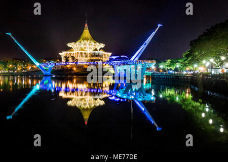 Darul Hana pont ou pont d'or sur la rivière Sarawak à la nuit dans la ville de Kuching, Sarawak, Malaisie île de Bornéo Banque D'Images