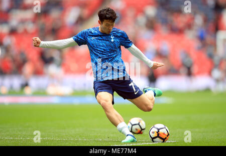 Le Fils de Tottenham Hotspur Heung-Min se réchauffe avant l'Unis FA Cup demi-finale au stade de Wembley, Londres Banque D'Images