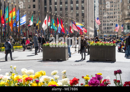 Des drapeaux américains et des fleurs de printemps avec des drapeaux à Rockefeller Center, NEW YORK, USA Banque D'Images