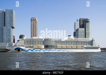 AIDAperla au terminal de croisière de Rotterdam. AIDAperla est le plus récent et le plus moderne des bateaux de croisière AIDA Cruises, l'un des dix marques détenues par Carnival Corp. Banque D'Images