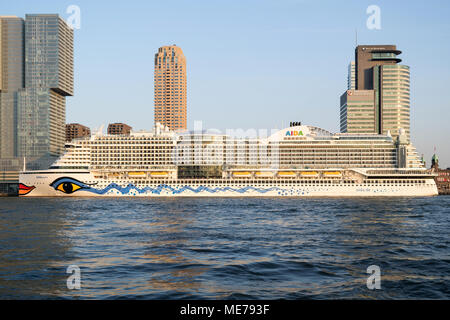 AIDAperla au terminal de croisière de Rotterdam. AIDAperla est le plus récent et le plus moderne des bateaux de croisière AIDA Cruises, l'un des dix marques détenues par Carnival Corp. Banque D'Images