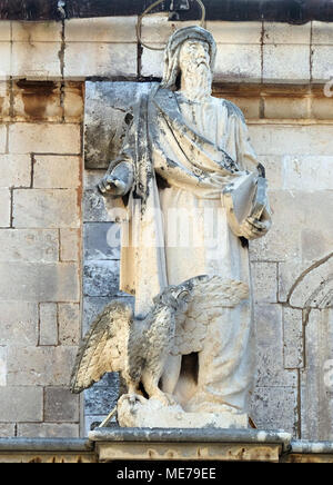 Saint Jean l'Evangéliste sur la cathédrale de l'Assomption de la Vierge Marie dans la vieille ville de Dubrovnik, Croatie. Banque D'Images