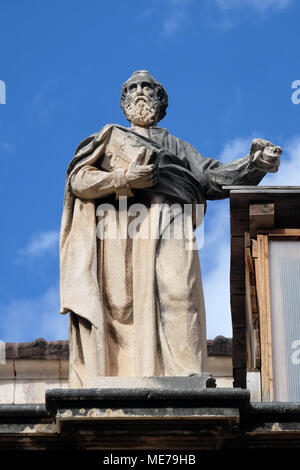 Statue de Saint sur la cathédrale de l'Assomption de la Vierge Marie dans la vieille ville de Dubrovnik, Croatie. Banque D'Images