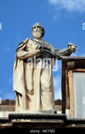 Statue de Saint sur la cathédrale de l'Assomption de la Vierge Marie dans la vieille ville de Dubrovnik, Croatie. Banque D'Images