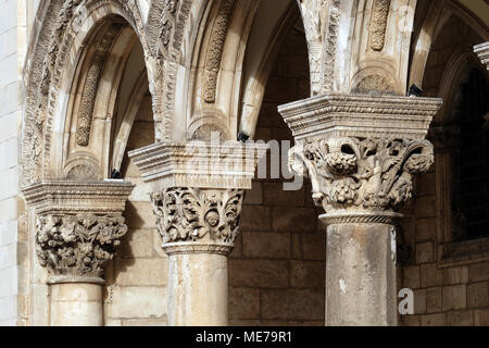Colonnes et de l'extérieur du palais du duc (Knezev dvor) dans la vieille ville de Dubrovnik, Croatie. Banque D'Images