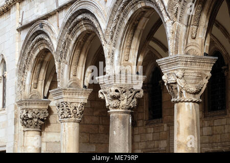 Colonnes et de l'extérieur du palais du duc (Knezev dvor) dans la vieille ville de Dubrovnik, Croatie. Banque D'Images
