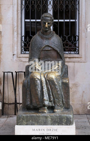 Statue de l'écrivain croate Marin Drzic, 1508-1567 Luza, Place de la vieille ville de Dubrovnik, Croatie. Banque D'Images