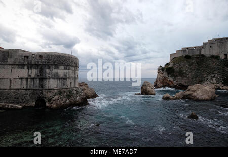 Vieux port, Kolorina avec les deux forts Bokar et Lovrijenic article comme sentinals comme défense de les murs de Dubrovnik Banque D'Images