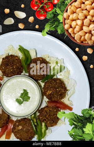 Boules de Falafel (tikki) avec sauce Tahini - moyen-orientaux - cuisine libanaise - télévision lay (vue de dessus) Banque D'Images