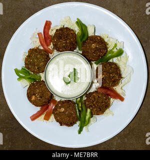 Boules de Falafel (tikki) avec sauce Tahini - moyen-orientaux - cuisine libanaise en vue de dessus Banque D'Images