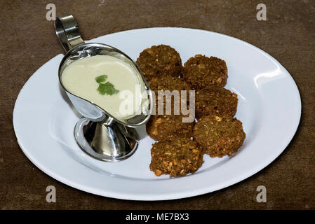 Boules de Falafel (tikki) avec sauce Tahini - moyen-orientaux - cuisine libanaise en Afrique de l'est Djibouti Banque D'Images