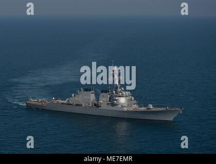 La Marine américaine de la classe Arleigh Burke destroyer lance-missiles USS Mahan cuit en cours le 9 décembre 2014 dans la mer d'Oman. (Photo de Joan E. Jennings par Planetpix) Banque D'Images