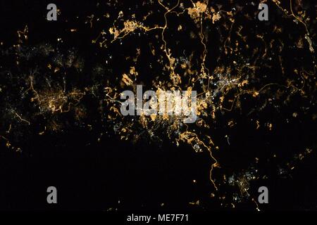 Un satellite de la ville des lumières la nuit à Jérusalem, Israël, comme vu de la Station spatiale internationale de la NASA le 29 octobre 2017, dans l'orbite de la Terre. (Photo de la NASA par Planetpix)