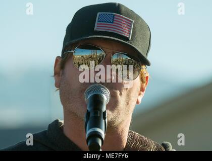 La chanteuse de musique country Jerrod Niemann joue pour les soldats américains à la base d'opérations avancée Lightning 24 décembre 2017 près de Gardez, Afghanistan. (Photo de Dominique A. Pineiro via Planetpix) Banque D'Images