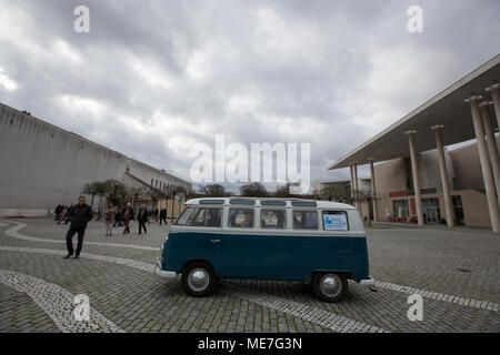 Un modèle 1966 Volkswagen microbus en face de la Kunst Museum de Bonn, Rhénanie du Nord-Westphalie, Allemagne. Banque D'Images