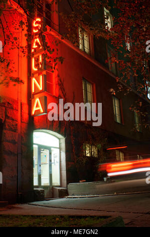 Pour LE SIGNE LUMINEUX KOTIHARJU SAUNA LA NUIT HELSINKI FINLANDE EUROPE. Une enseigne lumineuse pour un sauna public de Sörnäinen, Helsinki, Finlande. Banque D'Images