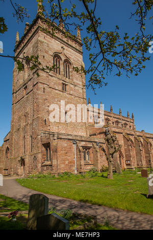 L'église St Mary d'Angleterre église paroissiale à Acton London Cheshire avec ciel bleu ciel elle a la tour la plus haute de toute l'église de Cheshire Banque D'Images