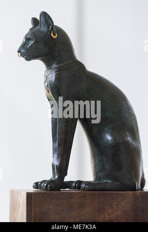 Londres. L'Angleterre. British Museum, le chat Gayer-Anderson ca. 600 avant J.-C., peut-être de Saqqara, Egypte. Le chat Gayer-Anderson est un hollow-bronze coulé fig Banque D'Images
