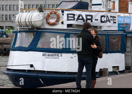 Un couple baiser près du terminal des croisières à Kauppatori, Helsinki, Finlande. Banque D'Images