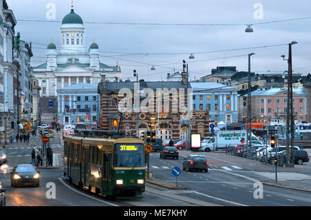 Vue générale de la ville d'Helsinki avec le tram, marché, et la cathédrale luthérienne de la Senaatintori Eteläranta street. Banque D'Images