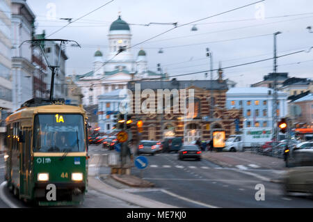 Vue générale de la ville d'Helsinki avec le tram, marché, et la cathédrale luthérienne de la Senaatintori Eteläranta street. Banque D'Images