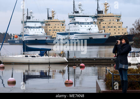 La flotte de brise-glace de bateaux à quai dans le port d'Helsinki, Helsinki, Finlande. Banque D'Images