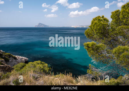 Entre Altea et Calpe le Mascarat avec ses eaux turquoise de côte, Altea, Costa Blanca, Alicante province, Espagne Banque D'Images
