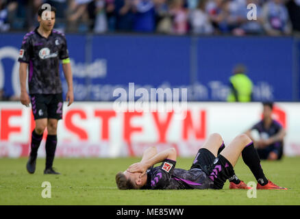 Hambourg, Allemagne. 21 avril, 2018. Football, Bundesliga : Hambourg SV vs SC Fribourg, au Volksparkstadion. Freibourg Lukas Kuebler se trouve sur le terrain après le coup de sifflet final. Photo : Axel Heimken/DPA - AVIS IMPORTANT : En raison de la Ligue allemande de football (DFL)·s règlement d'accréditation, la publication et la redistribution en ligne et dans les médias en ligne est limité pendant le match à 15 images par match : dpa Crédit photo alliance/Alamy Live News Crédit : afp photo alliance/Alamy Live News Crédit : afp photo alliance/Alamy Live News Crédit : afp photo alliance/Alamy Live News Crédit : Banque D'Images