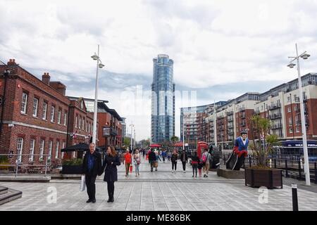 Une vue de la Tour Rouge à Lèvres à GUNWHARF QUAYS de Portsmouth sur un jour nuageux. Banque D'Images