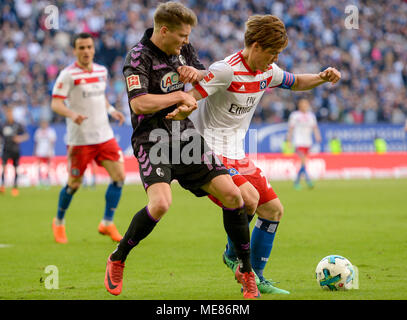 Hambourg, Allemagne. 21 avril, 2018. Football, Bundesliga : Hambourg SV vs SC Fribourg, au Volksparkstadion. Freibourg Lukas Kuebler (l) et Hambourg, Gotoku Sakai rivalisent pour la balle. Photo : Axel Heimken/DPA - AVIS IMPORTANT : En raison de la Ligue allemande de football (DFL)·s règlement d'accréditation, la publication et la redistribution en ligne et dans les médias en ligne est limité pendant le match à 15 images par match : dpa Crédit photo alliance/Alamy Live News Crédit : afp photo alliance/Alamy Live News Banque D'Images