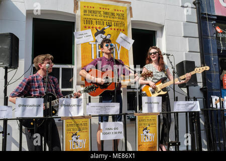 Johnny Valentin et les coeurs brisés en concert en tant que disque vinyle collectionneurs et amateurs de célébrer la Journée des disquaires à travers le Soho centre de Londres, UK Banque D'Images