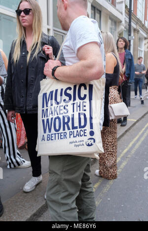 Londres, Royaume-Uni. 21 avril 2018. Collectionneurs et amateurs de disques vinyle célébrer la Journée des disquaires à travers le Soho centre de Londres, UK Banque D'Images