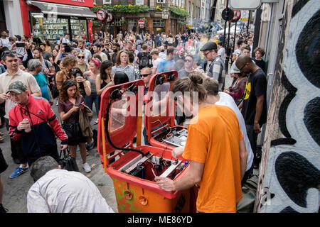 Londres, Royaume-Uni. 21 avril 2018. Collectionneurs et amateurs de disques vinyle célébrer la Journée des disquaires à travers le Soho centre de Londres, UK Banque D'Images