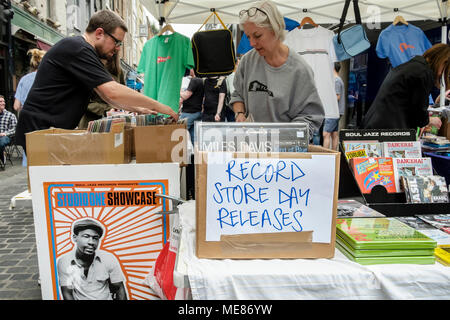 Londres, Royaume-Uni. 21 avril 2018. Collectionneurs et amateurs de disques vinyle célébrer la Journée des disquaires à travers le Soho centre de Londres, UK Banque D'Images