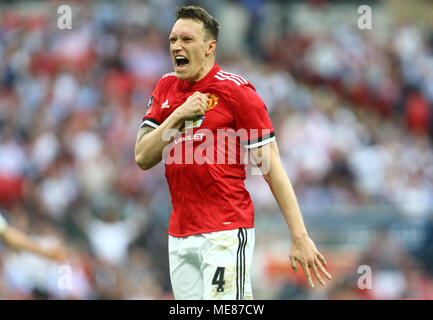 Phil Jones de Manchester United célèbre la victoire contre Tottenham Hotspur après le match de demi-finale de la FA Cup entre Manchester United et Tottenham Hotspur au stade de Wembley le 21 avril 2018 à Londres, en Angleterre. (Photo de Leila Coker/phcimages.com) Banque D'Images