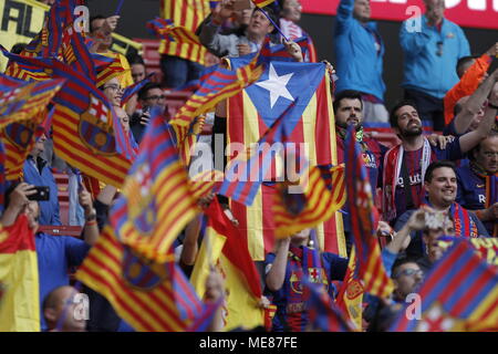 Madrid, Espagne. 21 avril, 2018. Match de foot entre Barcelone et Séville de final de la coupe du roi espagnol 2017/20178, tenue à l'Wanda Metropolitano stadium, à Madrid. (Photo : Jose L. Cuesta/261/Cordon presse). Les partisans du drapeau indépendantiste et Barcelone. Credit : CORDON PRESS/Alamy Live News Banque D'Images