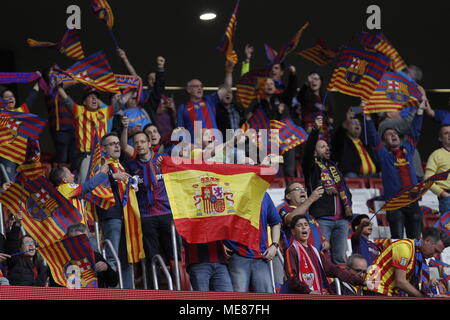 Madrid, Espagne. 21 avril, 2018. Match de foot entre Barcelone et Séville de final de la coupe du roi espagnol 2017/20178, tenue à l'Wanda Metropolitano stadium, à Madrid. (Photo : Jose L. Cuesta/261/Cordon presse). Les partisans de Barcelone et pavillon espagnol. Credit : CORDON PRESS/Alamy Live News Banque D'Images